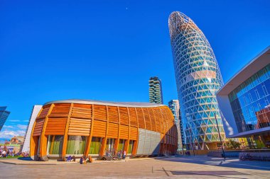 MILAN, ITALY - 9 Nisan 2022: Gae Aulenti Meydanı 'nda 9 Nisan' da İtalya 'nın Milano kentinde olağanüstü modern Milano mimarisini keşfedin