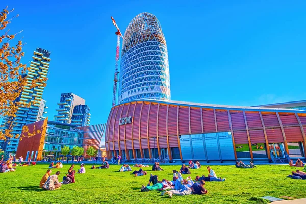 Milan Italy April 2022 Local Youth Enjoy Lying Grass Modern — 图库照片