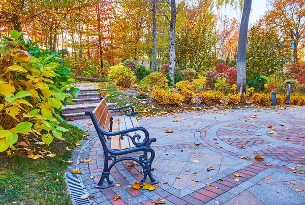 Vintage Wooden Bench Scenic Small Square Autumn Park Mezhyhirya Ukraine — Zdjęcie stockowe