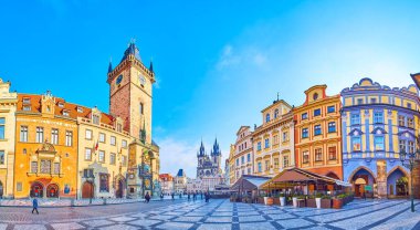 PRAG, CZECH REPUBLIC - 6 Mart 2022: Eski Şehir Meydanı Panoraması, Prag astronomik saati, zarif kasaba evleri ve Prag 'da 6 Mart' ta Tynsky Kilisesi