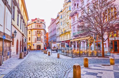 PRAGUE, CZECH REPUBLIC - 6 Mart 2022: 6 Mart 'ta Prag' da Altın Kuyu 'daki Ev ile Tarihi Karlova Caddesi (Dum u Zlate Studne) duvar heykelleri ve dekorlarıyla