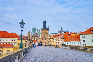 Gotik taş süsleme Mala Strana Köprüsü, Çek Cumhuriyeti Prag 'ın Mala Strana (Küçük Mahalle) bölgesinden Charles Köprüsü' nün kapısı olarak hizmet vermektedir.