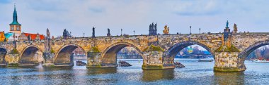 Charles Köprüsü 'nün taştan kemerleriyle süslenmiş Panorama' da Prag, Çek Cumhuriyeti 'nde sayısız taş heykel var.
