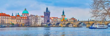 Turist feribotu Vltava Nehri 'nde Gotik Charles Köprüsü' ne karşı Eski Şehir Köprüsü ile Çek Cumhuriyeti 'nin başkenti Prag' daki Stare Mesto 'ya karşı yüzüyor.