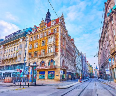 PRAG, CZECH REPUBLIC - 6 Mart 2022: Wenceslas Meydanı ve Vodickova Caddesi köşesindeki renkli freskli Wiehl Evi, 6 Mart 'ta Prag' da