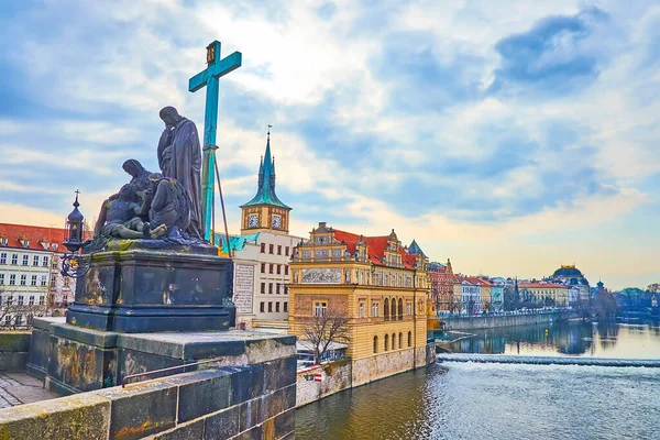 Pieta Socha Karlově Mostě Proti Vltavě Nábřeží Smetany Praha Česká — Stock fotografie