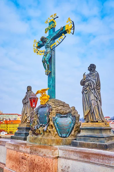 Historic Bronze Calvary Statue Charles Bridge Stone Statues Both Sides — Stockfoto