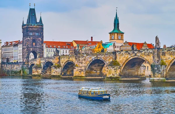 Cityscape Prague Boat Vltava River Charles Bridge Gothic Old Town — Stockfoto