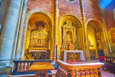 PAVIA, ITALY - 9 Nisan 2022: San Michele Maggiore Bazilikası 'nın pasajındaki sunak, 9 Nisan' da İtalya 'nın Pavia kentinde