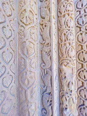 İtalya 'nın Pavia kentindeki San Michele Maggiore Kilisesi' nin ortaçağ taş süslemelerinin korunmuş parçası.