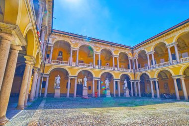 PAVIA, ITALY - 9 Nisan 2022: Üniversite Heykellerinin Tarihi Avlusu, 9 Nisan 'da İtalya' nın Pavia kentinde