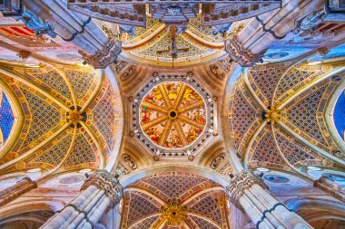 CERTOSA DI PAVIA - 9 Nisan 2022: Certosa di Pavia manastırının renkli freskleriyle dolu kubbe, 9 Nisan 'da Certosa di Pavia, İtalya