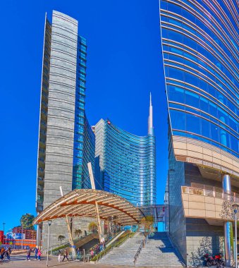 MILAN, ITALY - 9 Nisan 2022: 9 Nisan 'da İtalya' nın Milano kentinde Piazza Gae Aulenti Meydanı 'nda olağanüstü cam binaları olan modern şehir mahallesi