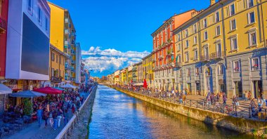 MILAN, ITALY - 9 Nisan 2022: 9 Nisan 'da Milano' da Naviglio Grande Kanalı 'nın kalabalık bankaları, restoranlar ve barlar tarafından işgal edildi.