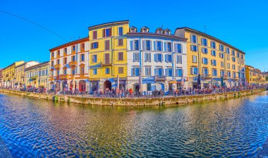 MILAN, ITALY - 9 Nisan 2022: 9 Nisan 'da İtalya' nın Milano kentinde akşam restoranlarıyla Naviglio Grande Kanalı 'nın panoraması