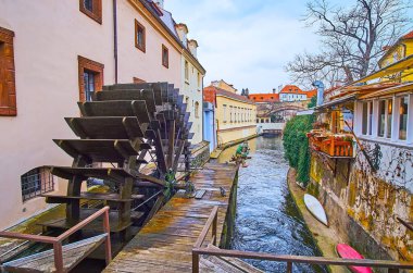The wooden wheel of Smeltery Mill on the Devil's Canal, lined with historic housing, Mala Strana (Lesser Quarter), Lesser Quarter, Prague, Czech Republic