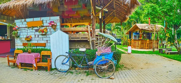 Мбаппе Туристической Зоны Курорта Небольшими Барами Открытыми Кафе Припаркованными Тришами — стоковое фото