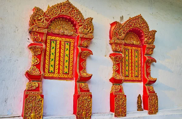 Red Golden Relief Window Frames White Wall Shrine Historic Wat — Stock Photo, Image