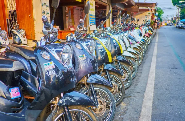 Pai Thailand May 2019 Line Parked Taxi Bikes Walking Street Royalty Free Stock Fotografie