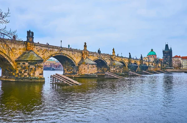 Μεσαιωνική Τοξωτή Γέφυρα Του Καρόλου Karluv Most Σκαλιστά Αγάλματα Και — Φωτογραφία Αρχείου