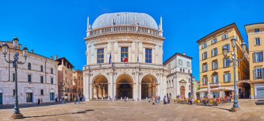BRESCIA, ITALY - APRIL 10, 2022: Panorama of the medieval Piazza della Loggia square with Palazzo della Loggia palace, historic townhouses, outdoor cafes, on April 10 in Brescia