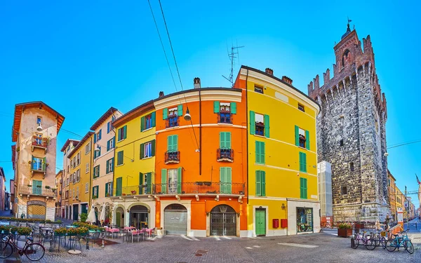 Historic Vicolo Due Torri Street Wit Outdoor Restaurants Colored Houses — Stockfoto