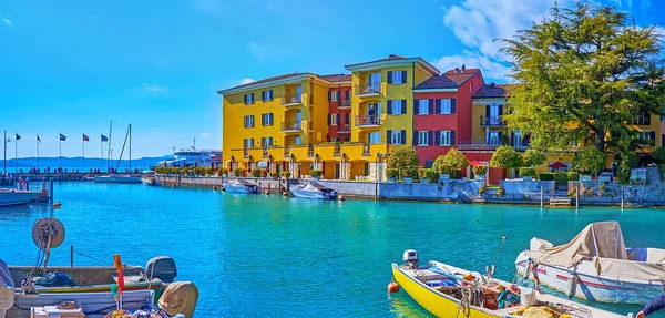 Panorama Small Colored Houses Azure Waters Sirmione Marina Small Boats — Foto de Stock