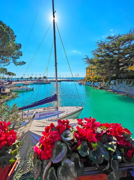 Small Marina Sirmione Moored Yachts Boats Evening Sun Bright Red — Photo