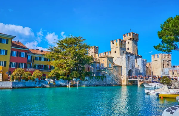 Small Port Sirmione Tourist Resort View Beautiful Colored Houses Hotels — Foto de Stock