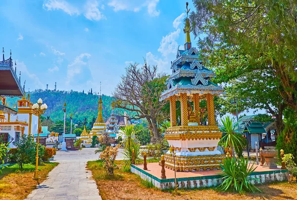 Tall Golden Chedi Wat Chong Klang Temple Topped Hti Umbrella — Stock Photo, Image