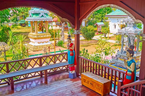 Wooden Porch Viharn Wat Chong Kham Temple Statues Bench Visitors — Foto de Stock
