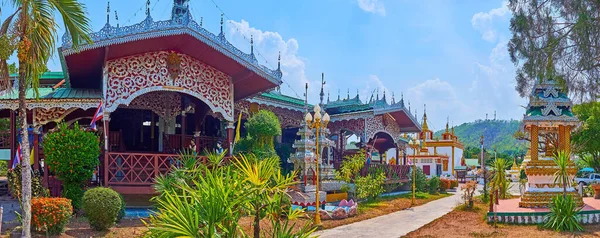 Panorama Beautiful Green Garden Viharn Interesting Burmese Style Shrines Wat — 图库照片