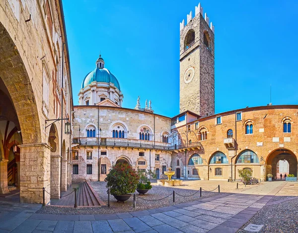 Panorama Palazzo Broletto Court Carved Stone Fountain Torre Del Pegol — Fotografia de Stock