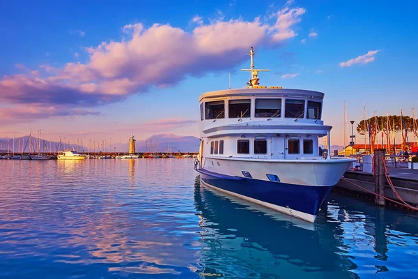 Purple Sunset Lake Garda Moored Ferry Yachts Port Stone Faro —  Fotos de Stock