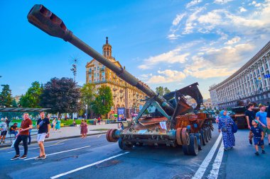 KYIV, UKRAINE - AUGUST 23, 2022: Maidan Nezalezhnosti (Independence Square) with rusty bombed Msta self-propelled artillery, on August 24 in Kyiv, Ukraine