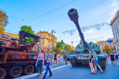 KYIV, UKRAINE - AUGUST 23, 2022: The captured Russian howitzer on Khreshchatyk Avenue, on August 23 in Kyiv, Ukraine
