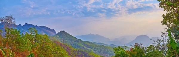 Hazy Silhouette Thai Highlands Covered Lush Forests Dusk Thailand — Foto de Stock