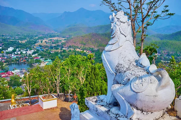 Statue Singha Chinthe Lion Atop Doi Kong Hill Hazy Mountain — Stock Photo, Image