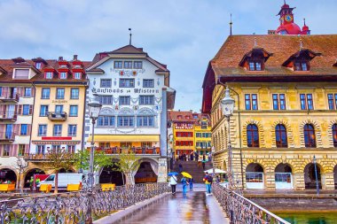 LUCERNE, SWITZERLAND - MARCH 30, 2022: Walk along Rathaussteg bridge to Altstadt, the oldest part of the city, on March 30 in Lucerne, Switzerland