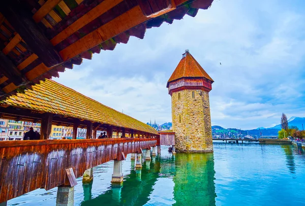 Walk Medieval Covered Wooden Kapellbrucke Chapel Bridge Lucerne Switzerland — Stock Fotó