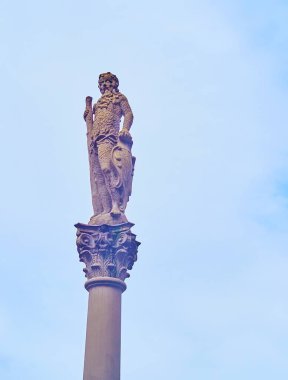 Sütunun üzerine oyulmuş taş heykel İsviçre, Lucerne 'deki Reussteg Caddesi' ndeki Arsenal Fountain 'in bir parçası.