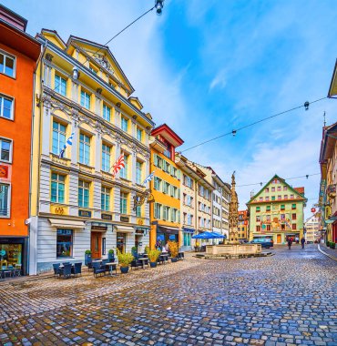 LUCERNE, SWitzERLAND - 30 Mart 2022: 30 Mart 'ta İsviçre' nin Lucerne kentindeki Weinmarkt Meydanı 'nda ortaçağ mimarisinin keyfini çıkarın