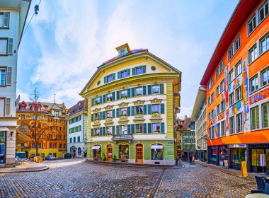 LUCERNE, SWitzERLAND - 30 Mart 2022: Weinmarkt Meydanı 'ndaki muhteşem ortaçağ binaları 30 Mart' ta İsviçre 'nin Lucerne kentindeki eski ticaret merkezi