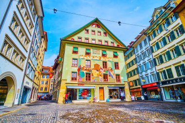 LUCERNE, SWitzERLAND - 30 Mart 2022: 30 Mart 'ta İsviçre' nin Lucerne kentinde, Weinmarkt Meydanı 'ndaki eski evlerin cephelerindeki ortaçağ duvar sanatını keşfet