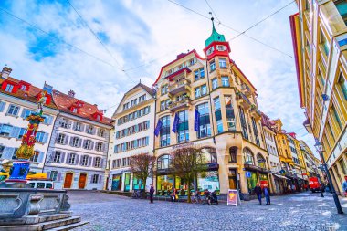 LUCERNE, SWitzERLAND - 30 Mart 2022: çarpıcı tarihi binalar ve renkli çeşmelerle dolu Kapellplatz Meydanı, 30 Mart 'ta İsviçre' nin Lucerne kentinde