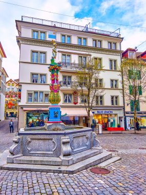 LUCERNE, SWitzERLAND - 30 Mart 2022: Renkli Fritschi Çeşmesi Kapellplatz 'da karnaval maskeli, 30 Mart' ta İsviçre 'nin Lucerne kentinde