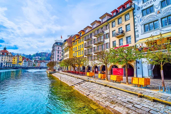 LUCERNE, SWitzERLAND - 30 Mart 2022: 30 Mart 'ta İsviçre' nin Lucerne kentinde, Reuss Nehri 'nin hoş premenate ve muhteşem dekoratif evleriyle Unter der Egg seti
