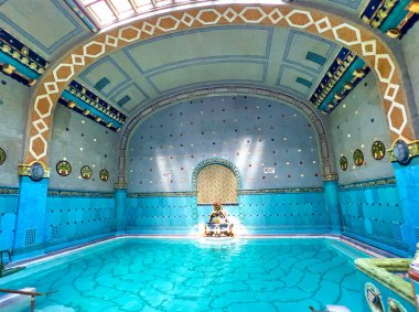 BUDAPEST, HUNGARY - 24 Şubat 2022: 24 Şubat 'ta Budapeşte' de Gellert Spa Hamamlarının termal banyo, mozaik dekorlar ve heykeller, mavi fayanslı salonu