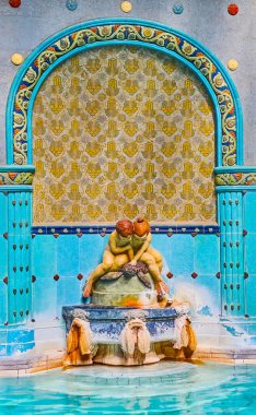 BUDAPEST, HUNGARY - 24 Şubat 2022: 24 Şubat 'ta Budapeşte' de Gellert Spa Hamamları 'nın yeni sanat eserleri ve mozaik dekorasyonu