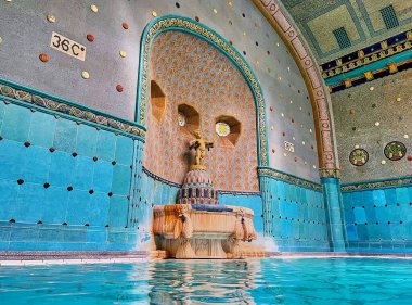 BUDAPEST, HUNGARY - 24 Şubat 2022: 24 Şubat 'ta Budapeşte' de Gellert Spa Hamamları 'ndaki Art Nouveau termal banyosunda kaplumbağalı çocuk heykeli